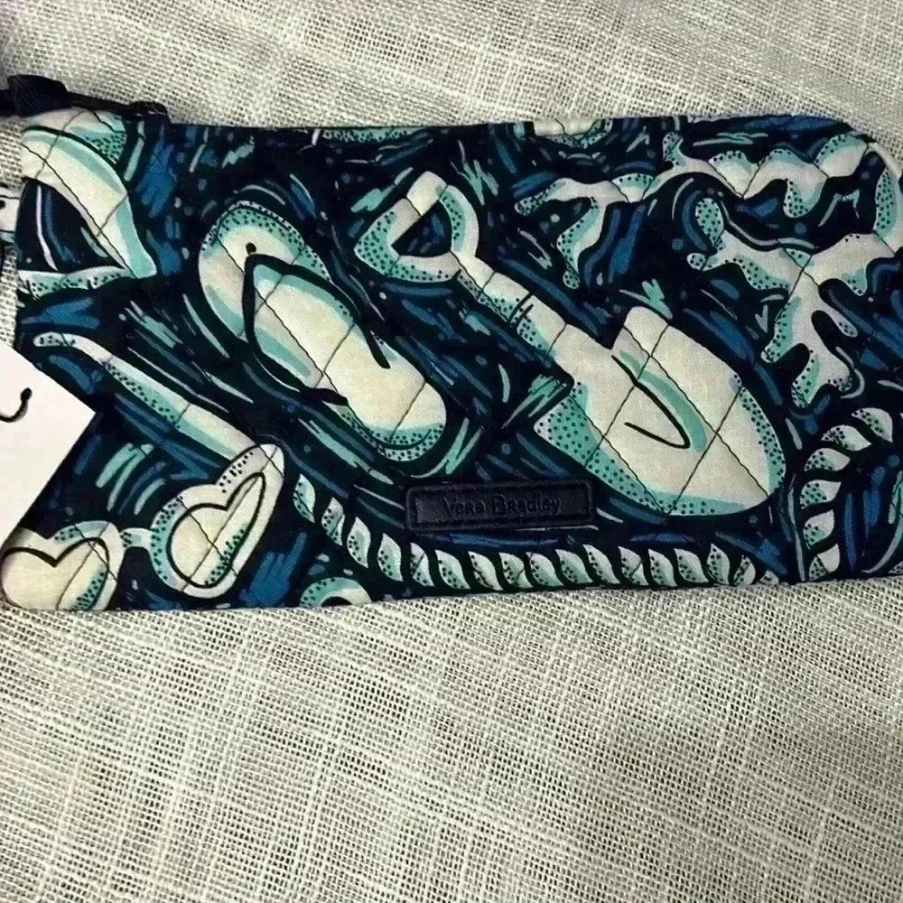 VERA BRADLEY NWT BLUE AND WHITE WRISTLET CLUTCH